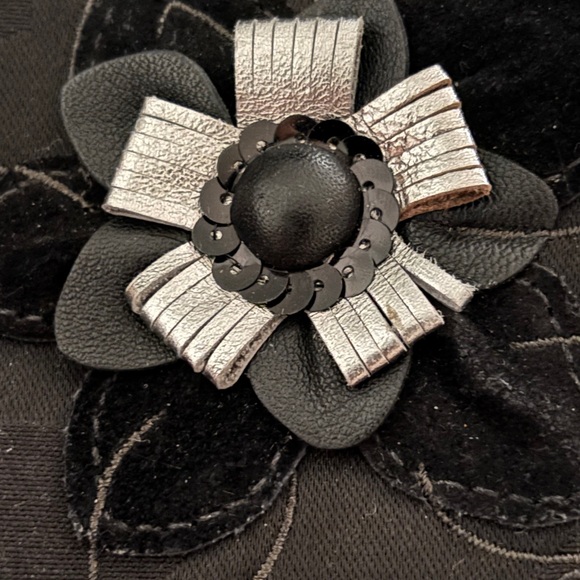 Rare Coach Signature Wristlet w/ Velvet & Metallic 3D Flower Appliqué - Picture 3 of 10